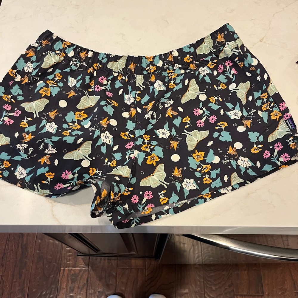 Patagonia Women's Barely Baggies - Black and Multicolor Sz L like new !